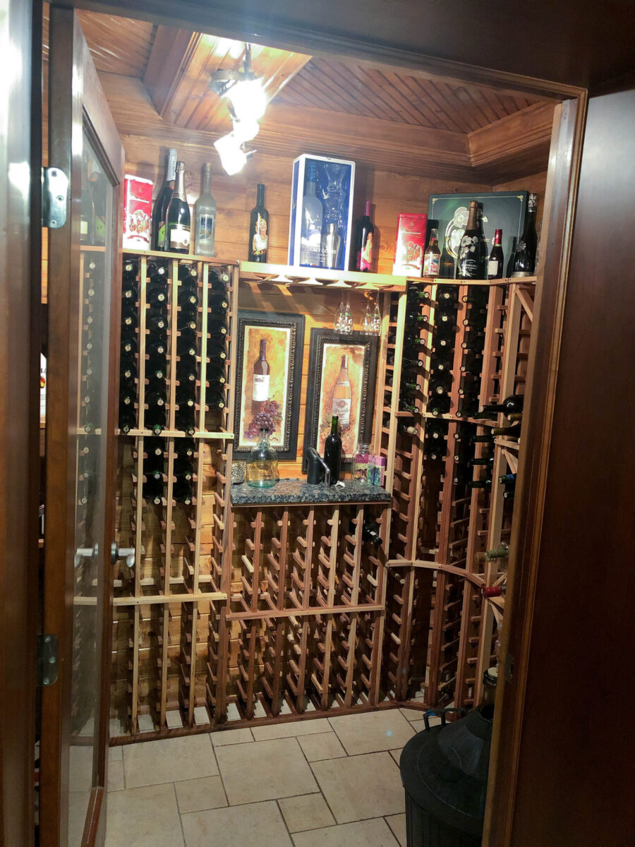 Traditional Style Wooden Basement Wine Cellar